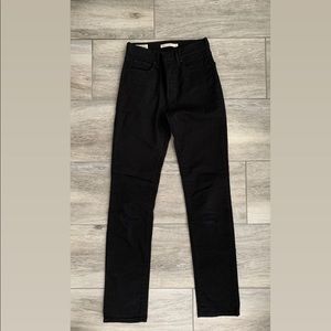 Black Levi’s 724 High Rise Straight Size 26. 32L